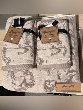 Wrangler Beige/Brown Running Horses 2 Bath, 2 hand towels + 2 wash cloths - NWT